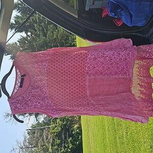 Sleevless pink lace top